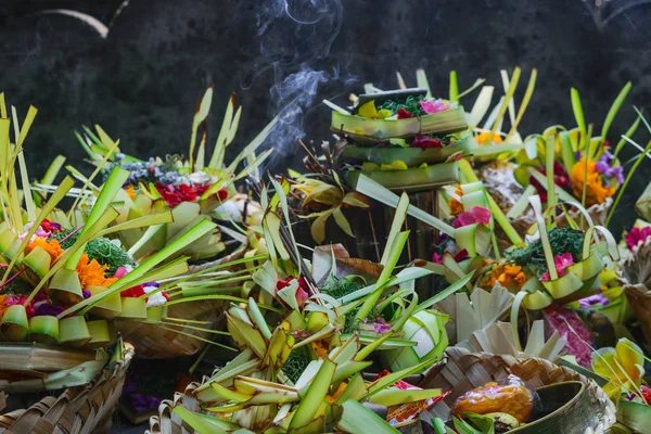 Canang Denilen Yaprakları Çiçekleri Yapılmış Bali Adası Hint Tanrıları Için — Stok fotoğraf