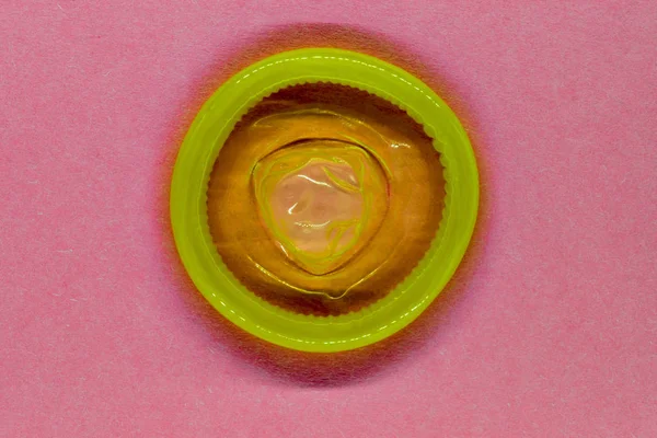 Gul Färg Kondom Rosa Bakgrund Yta — Stockfoto