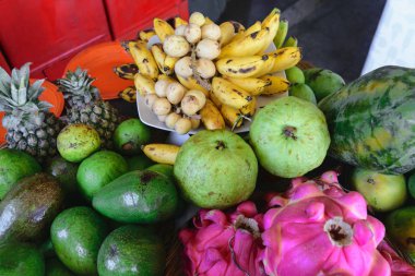 Piyasada çeşitli tropikal meyve, arka planını ayarlamak