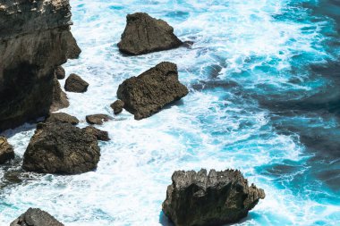 Mavi Hint Okyanusu cliff ve Bali, Endonezya büyük kayalar ile plaj yıkama