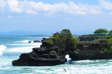 Bali Adası kıyıya koyu mavi Hint Okyanusu, dev dalgaları ve tapınak ile siyah cliff peyzaj