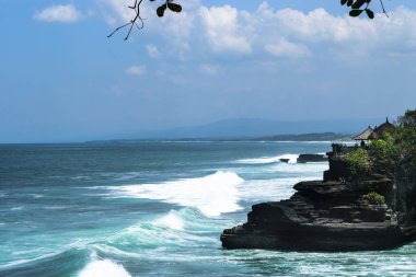 Bali Adası kıyıya koyu mavi Hint Okyanusu, dev dalgaları ve tapınak ile siyah cliff peyzaj