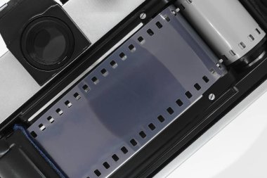 Gri bant ile açık fotoğraf makinesinin arka plan yüzeyi