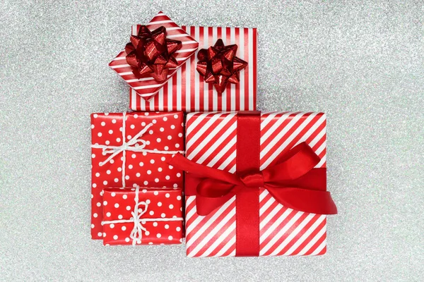Verschiedene Größen Rotem Papier Mit Schmuck Weihnachtsgeschenkboxen Auf Silbrig Glänzendem — Stockfoto