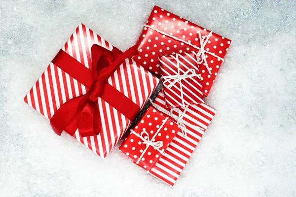 Différentes Tailles Enveloppées Dans Papier Rouge Avec Des Boîtes Cadeaux — Photo