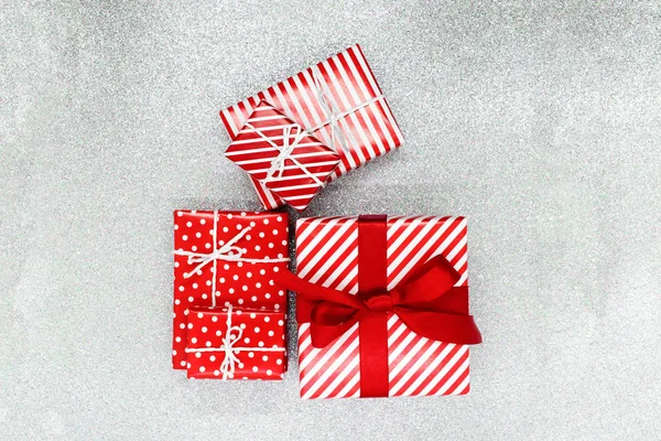 Verschiedene Größen Rotem Papier Mit Ornament Weihnachtsgeschenkboxen Auf Silbrig Glänzendem — Stockfoto
