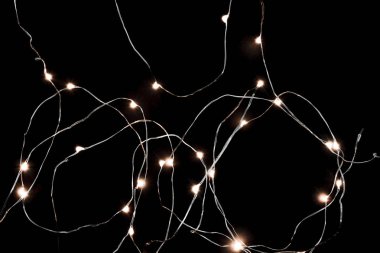 Arka plan yüzeyi ışıklı sarı Garland