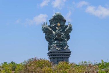 Bali, Endonezya - 10 Eki 2018. Garuda Wisnu Kencana heykeli. Garuda Wisnu Kencana Kültür Parkı'nda bulunan 121 metre yüksekliğinde ki heykel