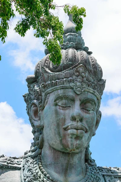 Bali, Indonezja - 10 października 2018 r. Posąg ośmiorękiego Wisznu w Garuda Wisnu — Zdjęcie stockowe