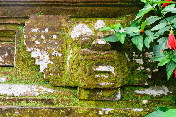 Tradycyjne Bali Kamienne Rzeźby Dekoracja Pokryte Mchami Porostami Roślinność Czerwonymi — Zdjęcie stockowe