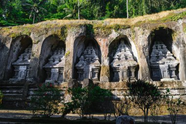 Bali, Endonezya uçurumdaki ormanlarda ile taş kayalıklarla Gunung Kawi Tapınağı karmaşık oyulmuş