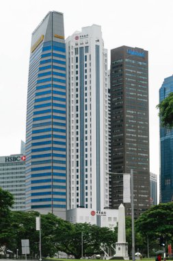 Singapur - 14 Ekim 2018. İş merkezleri ile bulutlu ve yağmurlu gün boyunca modern gökdelenler