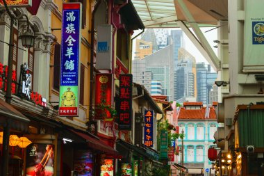 Singapur - 14 Ekim 2018. Chinatown bölgesi ile çok renkli kafeterya ve restoran tabela. Alan yağmurdan korumak için cam çatı ile kaplı. Arka plan içinde gökdelenler