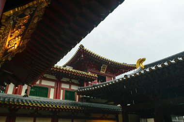 Singapur - 14 Ekim 2018. Buddha Tooth Relic Tapınağı ve Chinatown bölgesinde bulutlu ve yağmurlu gün boyunca Müzesi
