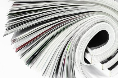 Birkaç bükülmüş magazini arka yüzeyinde Beyaz arka plan