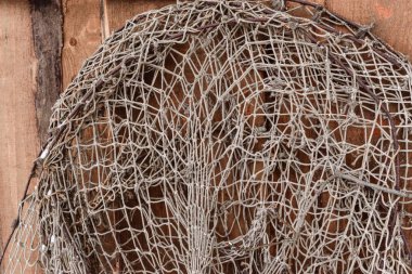 Ahşap kahverengi duvarda asılı eski balık ağlarına