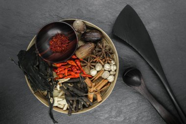 Doğal bambu çeşitli egzotik kurutulmuş baharat kompozisyonu Mix