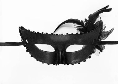 Beyaz arka planda siyah karnaval maskesinin iç tarafı