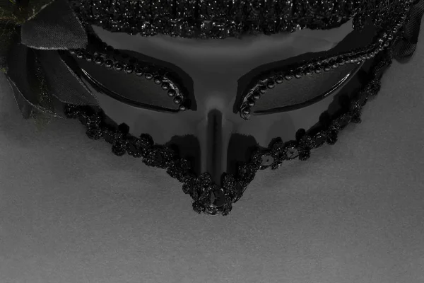 Masque de carnaval noir sur fond noir — Photo