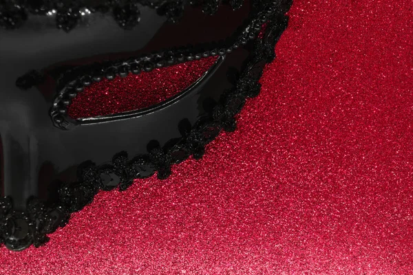 En del av svart karneval mask på lysande Bordeaux färg bakgrund — Stockfoto