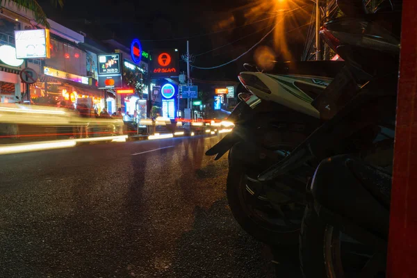 Bali, Indonesia 12 OCT 2018. Calle de la vida nocturna en Bali — Foto de Stock