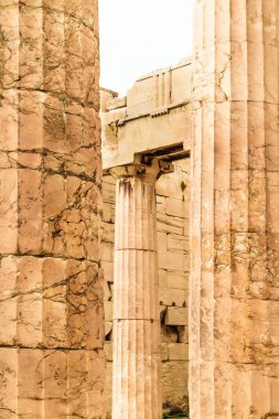 Propylaea anıtsal ağ geçitlerinin sütunları Akropolis'e