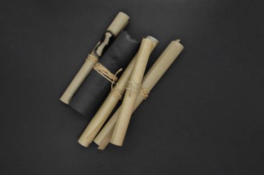 Çeşitli bükümlü kaydırma kağıtları Demet