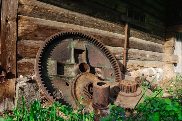 Landelijke metalen apparaatonderdelen — Stockfoto