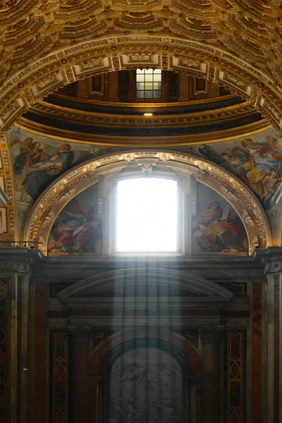 Vatican city, Vatican 19 JUN 2019 The St. Peter's basilica — Stock Photo, Image