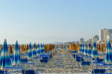 Rimini resort plajda şemsiyeler ve şezlonglar
