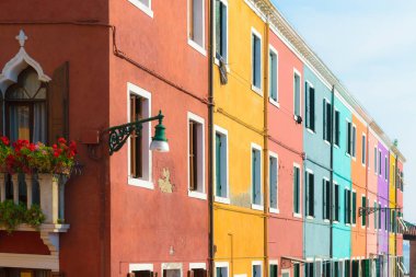 Burano adasında renkli evler, Venedik