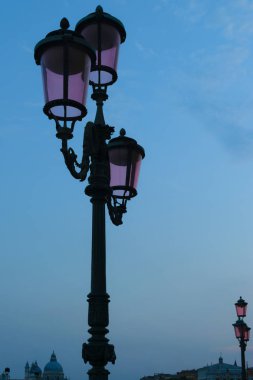 Venedik, İtalya'da pembe sokak fenerleri