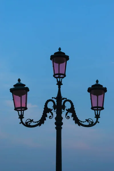 Pink street lantern in Venice, Italy — Stock Photo, Image