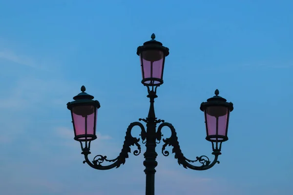 Růžová pouliční Lucerna v Benátkách — Stock fotografie