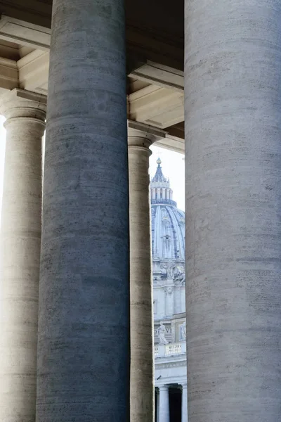 Vatikan'daki sütunlardan görülebilen Aziz Petrus bazilikası — Stok fotoğraf
