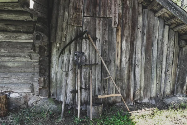 Старий сад, що працює сільськими інструментами — стокове фото