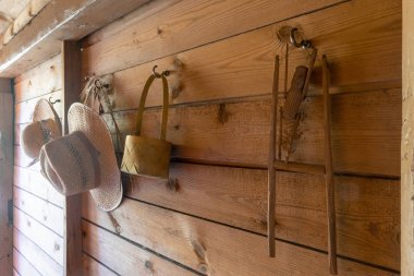 Ahşap duvara asılı hasır şapkalar