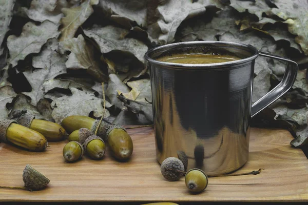 Café de maïs avec fond de feuilles de chêne — Photo