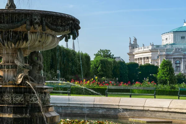 Historisches gebäude und brunnen im volksgarten wien park, Österreich — Stockfoto