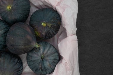 Pembe kağıt üzerinde sıradan incir meyveleri