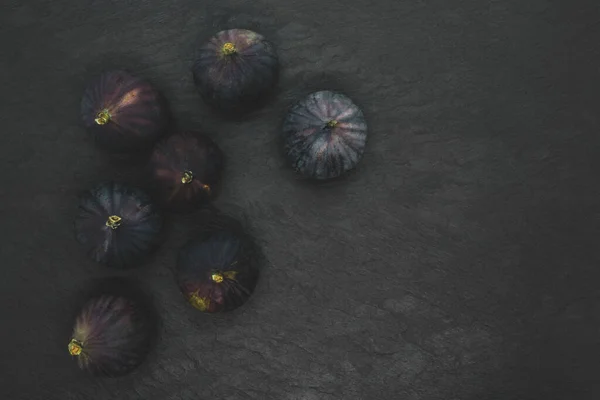 Frutas comunes de higo sobre fondo de piedra negra — Foto de Stock