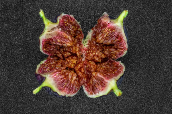 Растерзанный плод инжира на чугунном фоне — стоковое фото