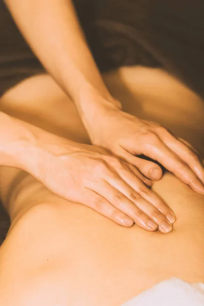 Vård Och Livsstil Koncept Oljad Kvinna Händer Gör Massage Naken — Stockfoto