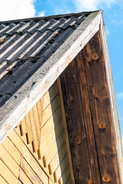 Teil Der Alten Und Ländlichen Braunen Hausfassade Mit Dach Blauen — Stockfoto