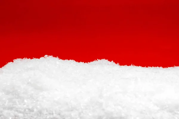 Kerstmis Feestdagen Concept Kunstmatige Sneeuw Rode Achtergrond Met Kopieerruimte Sneeuw — Stockfoto