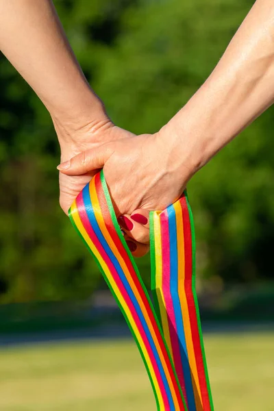 Concepto Orgullo Lgbt Las Mujeres Cogen Mano Cinta Lgbt Frente — Foto de Stock