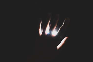 El kapaklarının soyut arkaplanı ışıklandırılmış ışık veya ışık kaynağı ile fotokopi alanı ile koyu arkaplan