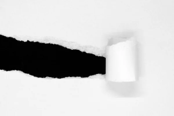 コピースペースと黒の背景に隔離されたツイスト片側と白い裂けた紙 ストック写真
