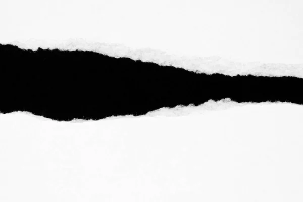 コピースペースと黒の背景に隔離された白い裂かれた紙 ロイヤリティフリーのストック写真