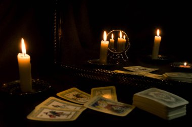 Kehanet tarot kartları ve bir ayna yardımıyla